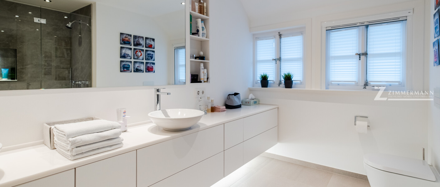 tischlerei-zimmermann-harmstorf-badezimmer-waschbecken-schubladen-spiegel-dekoration
