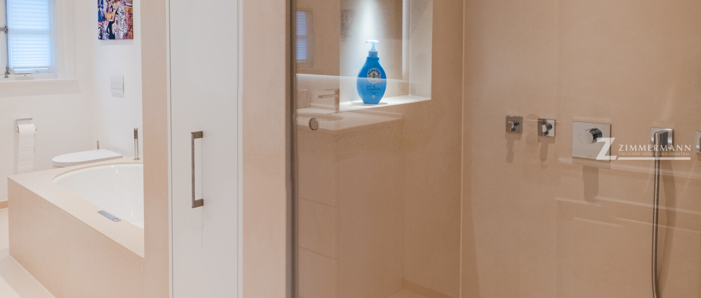 tischlerei-zimmermann-harmstorf-badezimmer-waschbecken-duschwanne-spiegel-dekoration